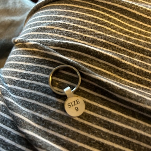 Women’s silver band ring size 9 - Picture 3 of 4